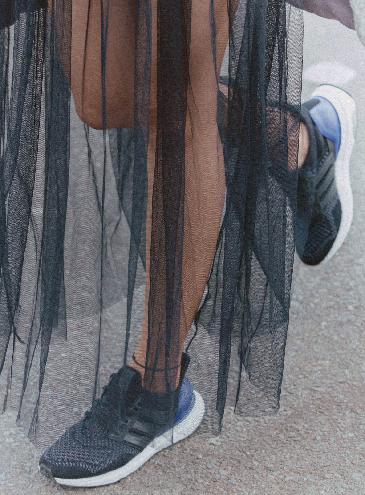   Đôi Ultra BOOST là điểm nhấn, tạo vẻ năng động, cuốn hút cho tổng thể trang phục.