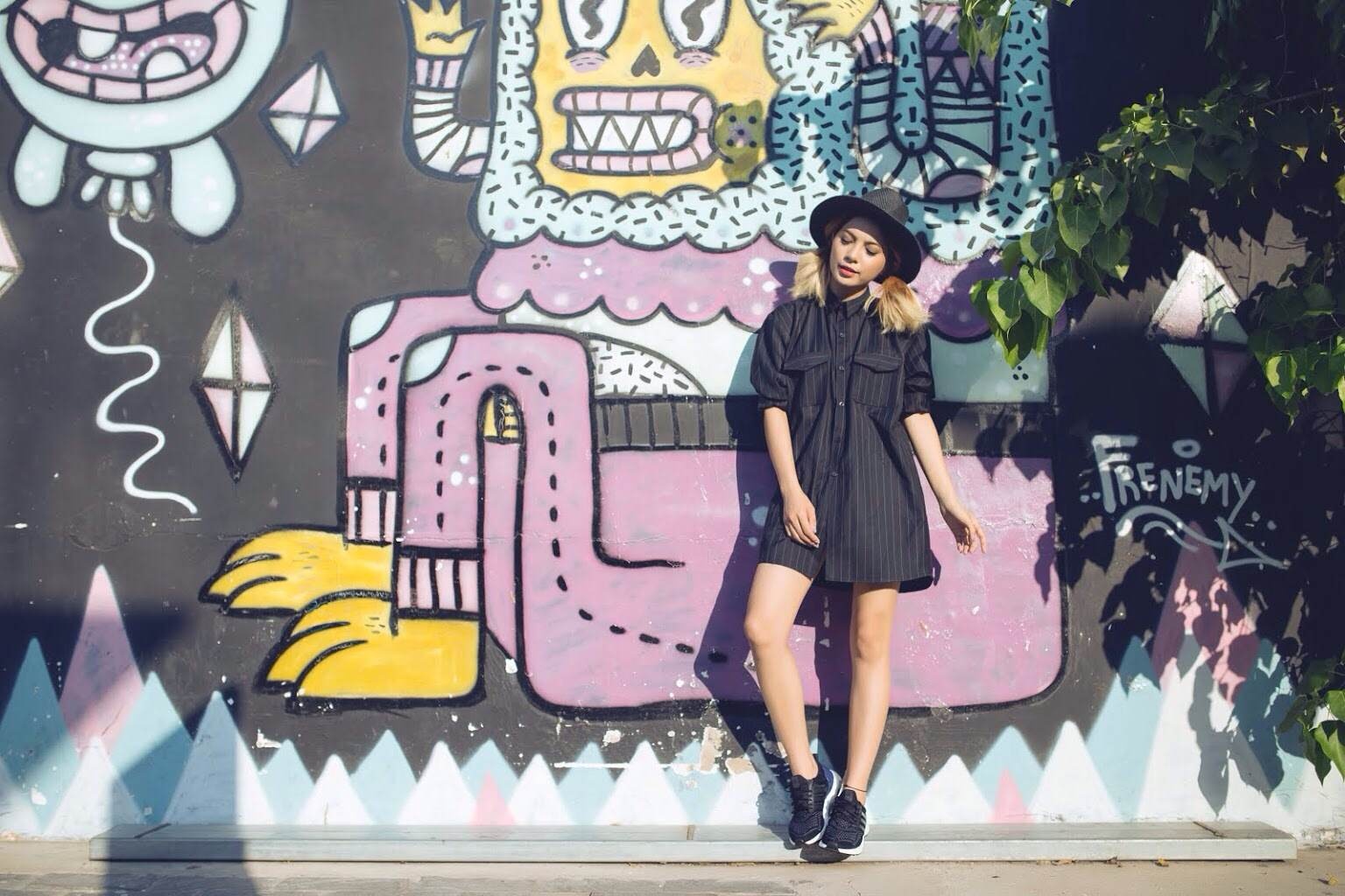  Đơn giản, cá tính mà vẫn không kém phần lịch lãm chính là sự kết hợp của một chiếc áo sơmi đen kẻ sọc nhỏ cùng đôi Ultra BOOST 3 (add link:http://www.facebook.com/adidasVN) sọc ton-sur-ton.