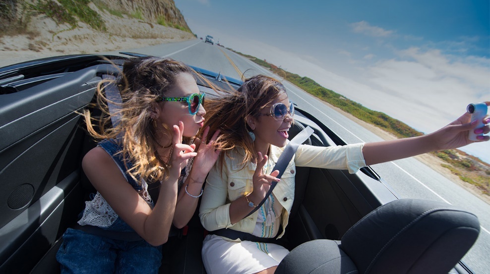 Điểm khác biệt của món đồ công nghệ kiêm phụ kiện thời trang này là góc chụp rộng đến 146 độ, sẵn sàng cho mọi khoảnh khắc selfie.