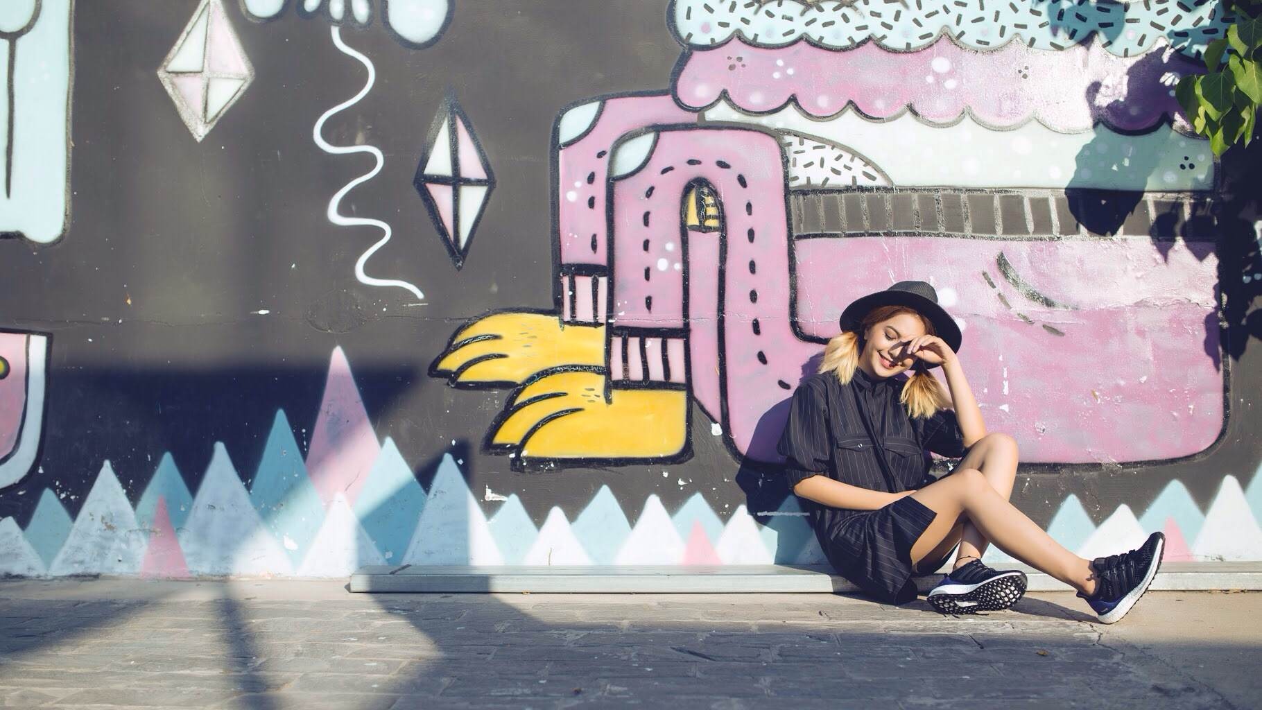   Một chiếc mũ rộng vành là phụ kiện không thể thiếu trong hè này. 