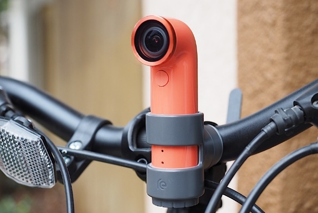 HTC RE được ví như chiếc camera hành trình tiện lợi dành cho những phượt thủ. Người dùng có thể gắn chúng trên túi áo, xe đạp, cánh tay… để ghi lại những khoảnh khắc đẹp trong lúc di chuyển mà không sợ đánh rơi hay làm hỏng máy ảnh.