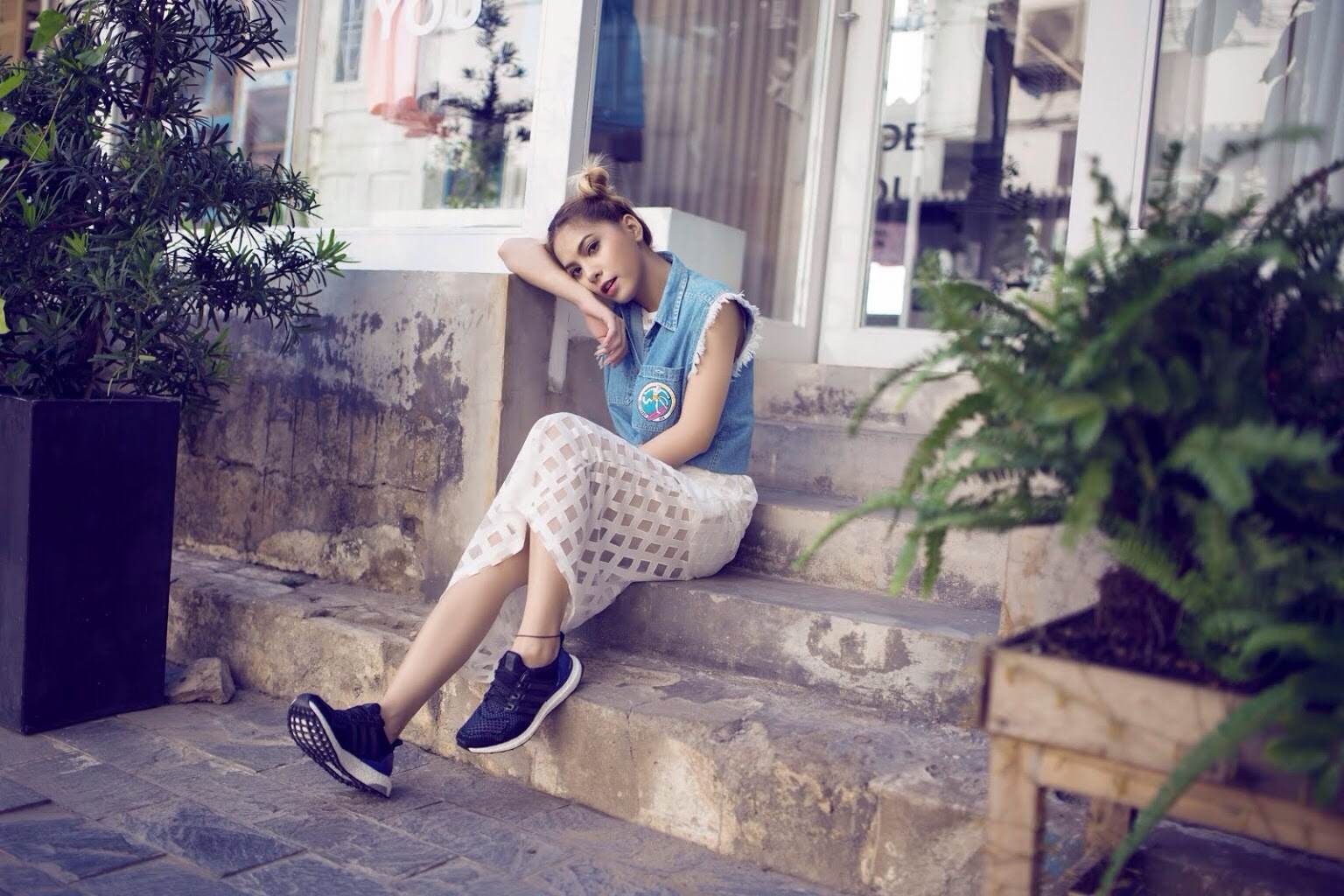 Với những bạn nữ năng động nhưng vẫn muốn giữ cho mình nét nữ tính, một chiếc váy caro trắng cùng với áo denim cộc tay sẽ là sự lựa chọn hoàn hảo.