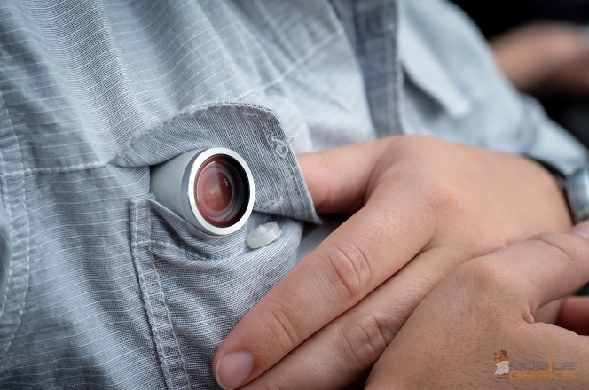 Ngoài xe đạp, HTC RE cũng có thể được gắn vào quai đeo balo hoặc “giấu” trong túi áo.