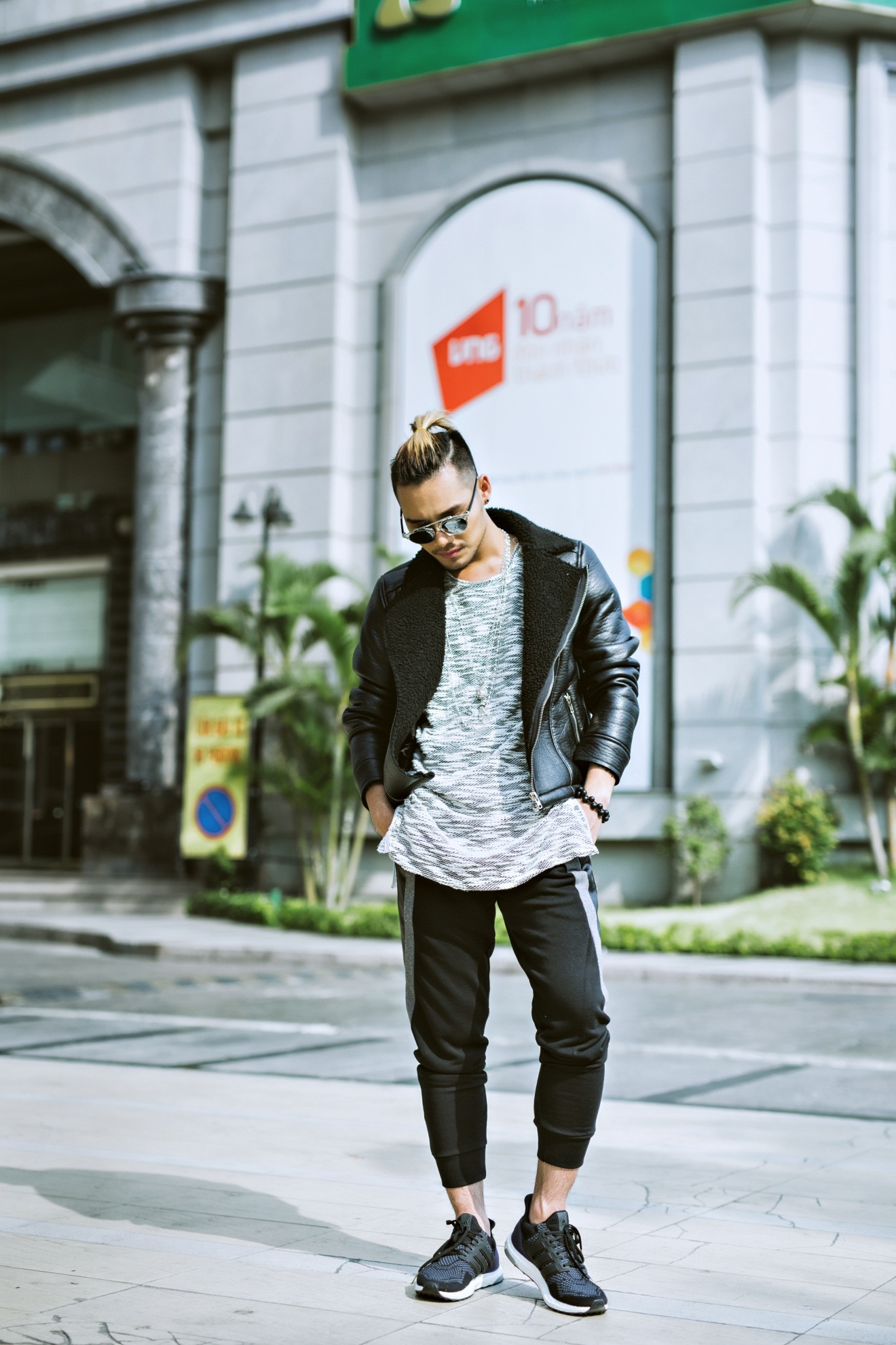 Các chàng trai cũng có thể chọn cho mình những cách phối đồ riêng với giày thể thao đơn giản. Có thể là chiếc áo thun xám…