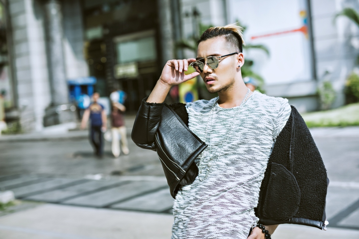 Streetstyle pha cach cho ngay he nang dong hinh anh