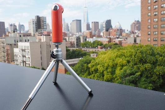 Ngoài khả năng chụp ảnh chất lượng nhờ ống kính đến 16MP, HTC RE còn có thể giúp bạn sáng tạo nên những thước phim timelapse vô cùng đẹp mắt. Tất cả những gì bạn cần làm là chuẩn bị cho chiếc máy ảnh này một chân đế vững chắc .