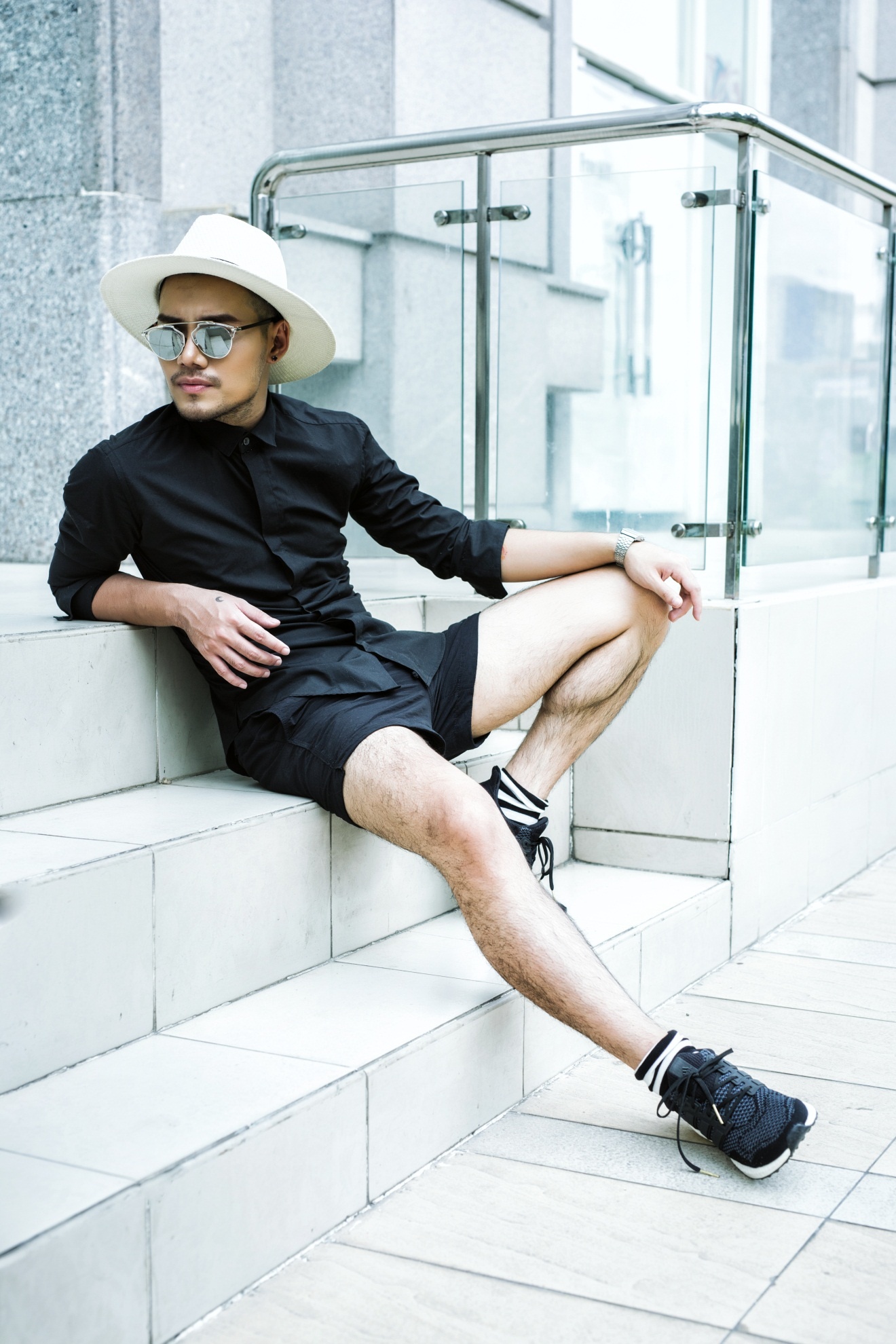 … hay nguyên một “cây” đen. Điểm nhấn của set đồ là chiếc mũ trắng và tất chân kẻ sọc thật nổi bật.