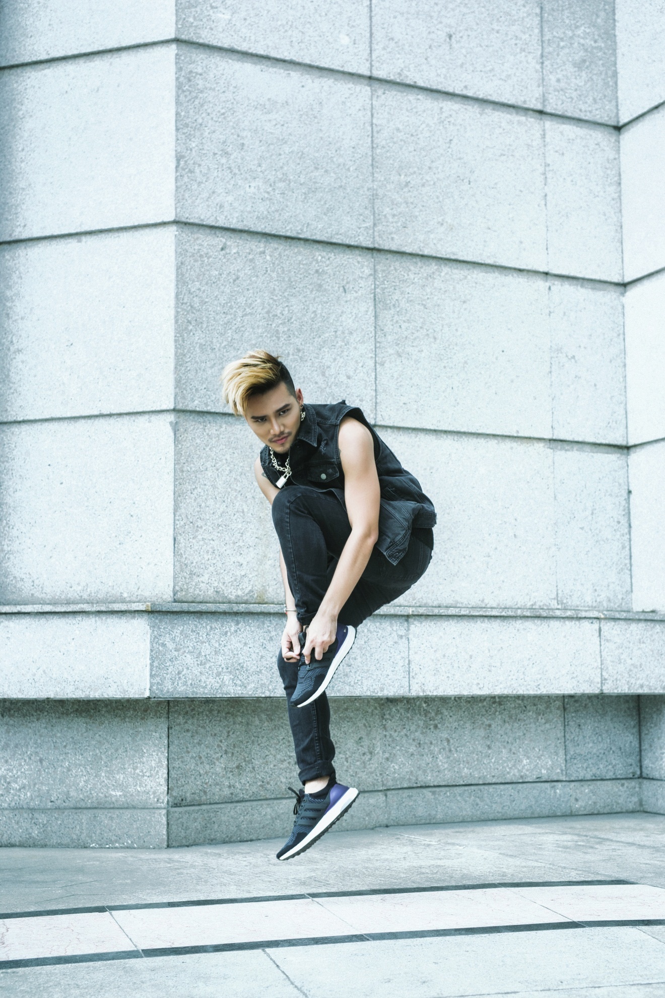 Chàng trai này trông thật “ngầu” khi phối quần jeans đen với áo khoác jeans cộc tay cùng giày thể thao.