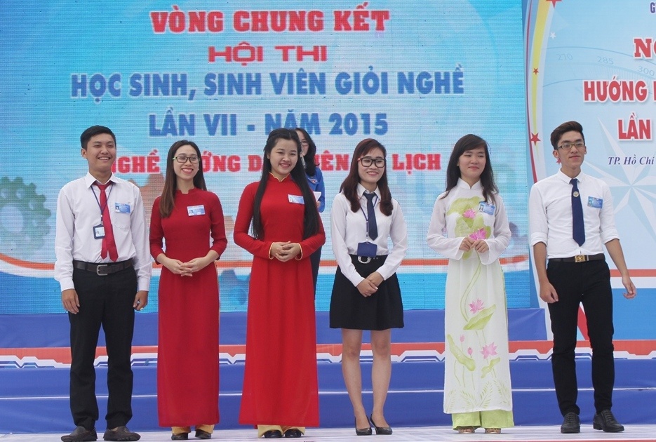 Chuyen ben le cua thay co luyen thi hoc sinh gioi nghe hinh anh