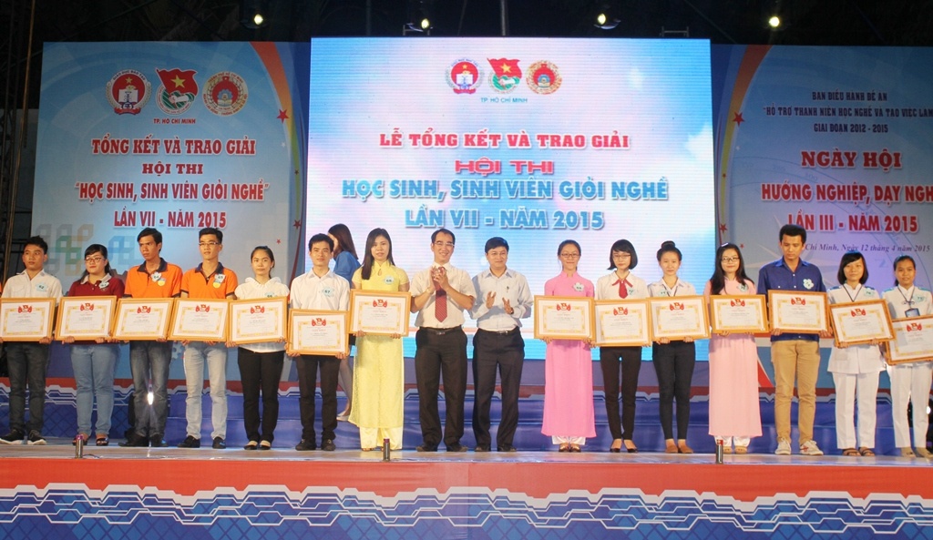 Kim Thư đạt giải Khuyến khích phần thi Nghiệp vụ buồng Phòng trong hội thi.