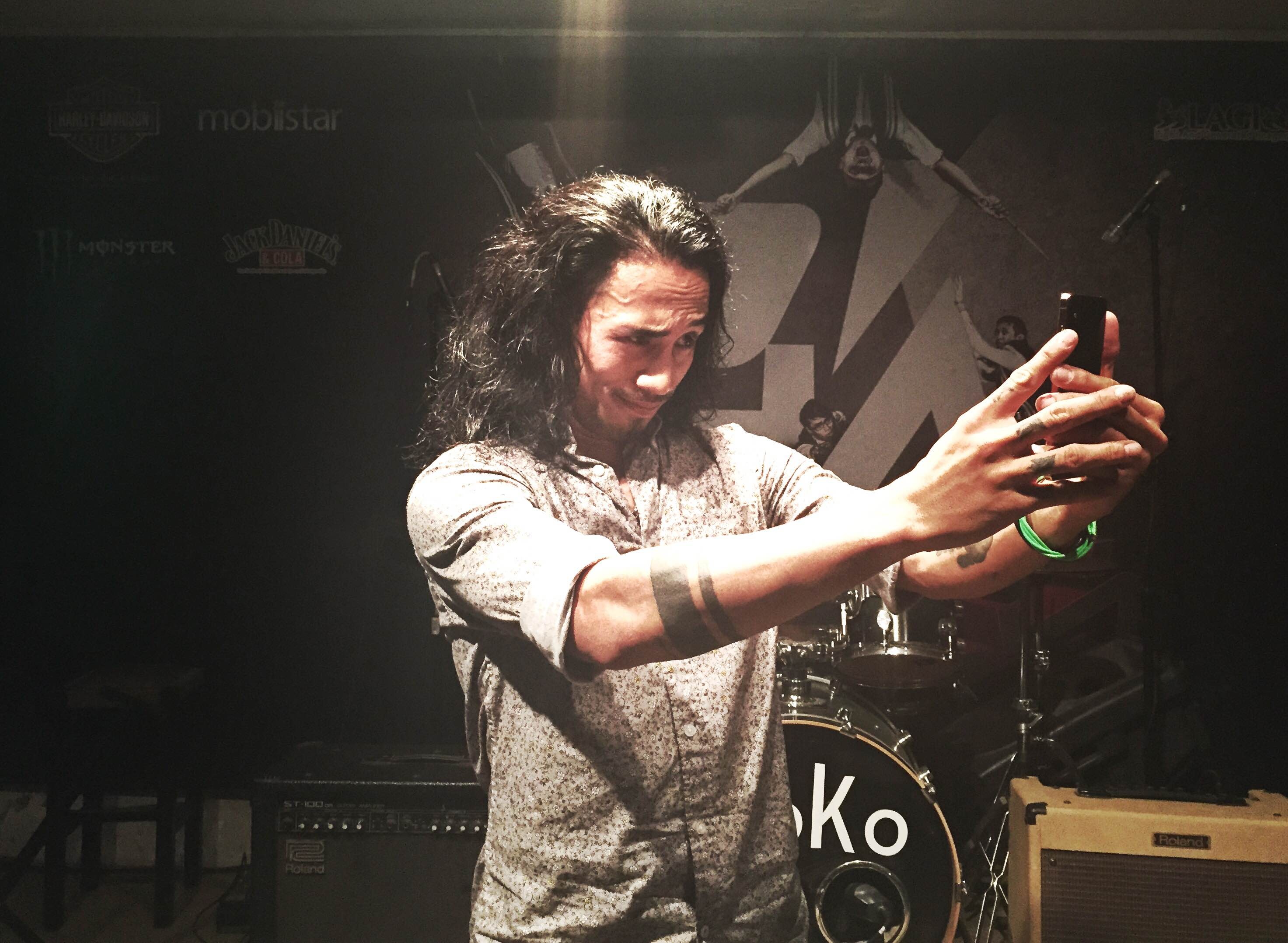 Pham Anh Khoa thich thu voi smartphone ma vang hinh anh