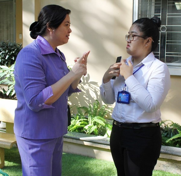 Cô Tường Tâm dặn dò học trò Kim Thư chuẩn bị trước giờ thi.