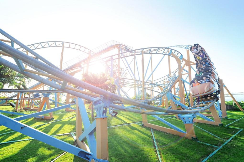 Tàu lượn siêu tốc với đường ray vặn xoắn liên tục và tốc độ “khủng khiếp”