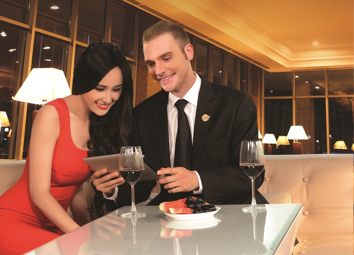 Cả hai tỏ ra rất thân thiết và thoải mái tại phòng chờ sang trọng. 