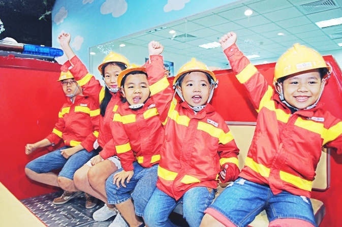 Các bé sẽ thử làm lính cứu hỏa khi học về ngành an ninh.