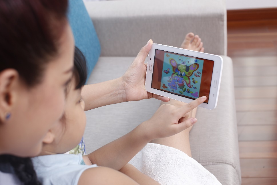 Ứng dụng Kidstime trên Galaxy Tab3 V được Thúy Hạnh cài đặt cho con gái sử dụng.