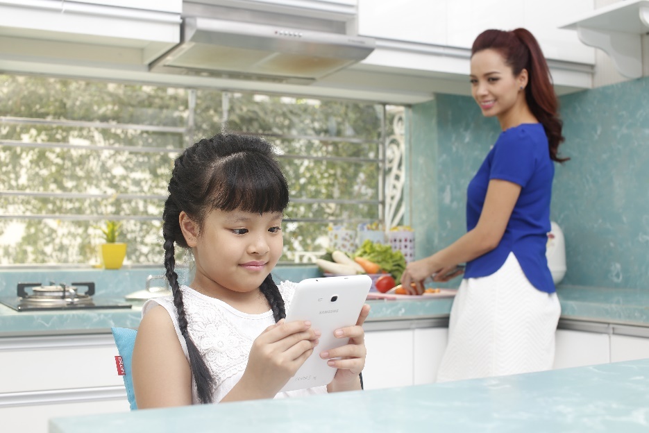 Thúy Hạnh có thể thiết lập thời gian trên Kidstime để quản lý thời gian dùng máy tính bảng của hai con gái.