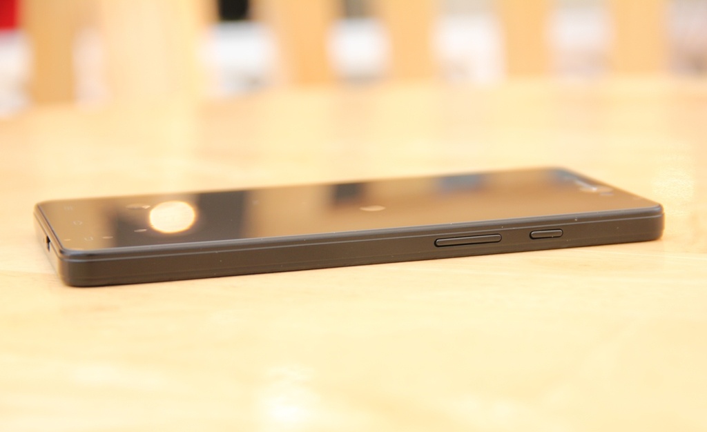 Sản phẩm rất mỏng, độ dày chỉ 7,4 mm. Các cạnh được thiết kế gọn gàng và tối giản.