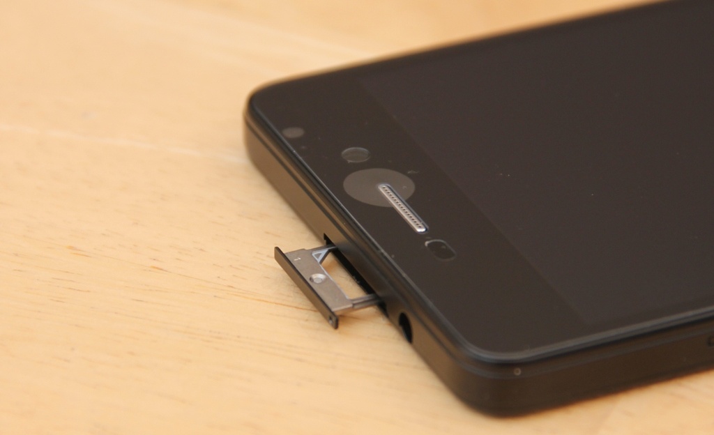 Khe cắm SIM ở đỉnh máy, trong đó có một SIM thường và một micro-SIM