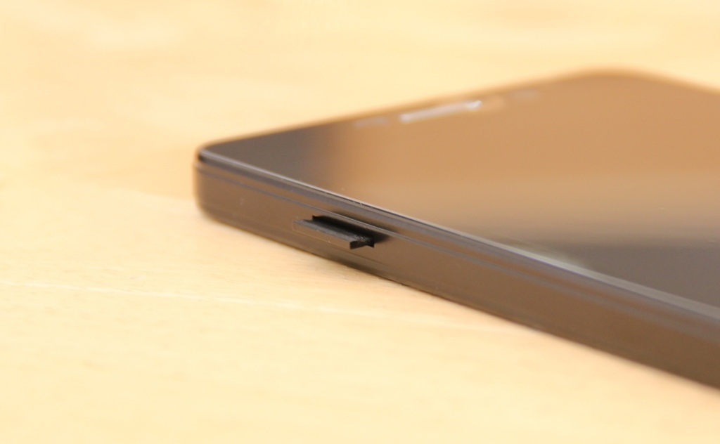 Khe cắm thẻ nhớ ngoài, giúp bộ nhớ có thể mở rộng lên đến 32 GB.