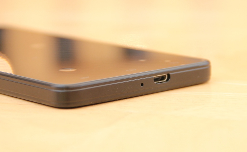 Cổng kết nối micro nhỏ gọn. 