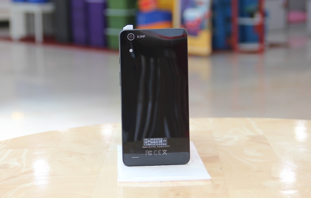 Mặt sau hoàn toàn phẳng, có lớp nhựa trong suốt phủ bên trên, tạo cảm giác giống như kính cường lực sang trọng. Phía trên cùng là camera độ phân giải 8 megapixel và đèn flash hỗ trợ chụp ảnh trong ánh sáng yếu.