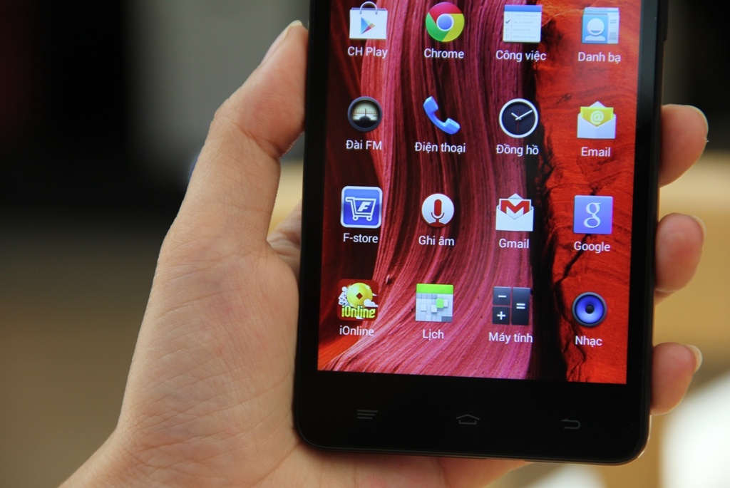 Mặc dù giá chỉ 2,39 triệu đồng, FPT Life 5 Plus có cấu hình tương đối tốt: vi xử lý lõi tứ 1,3 GHz, RAM 1 GB, ROM 8 GB, mang lại trải nghiệm mượt mà trên nền hệ điều hành Android 4.4.