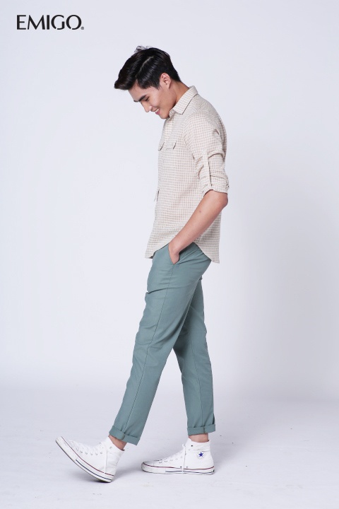 Cùng với sự lên ngôi của xu hướng tối giản, họa tiết kẻ ca rô trẻ trung cũng tiếp tục thịnh hành trong mùa hè năm nay. Không quá cầu kỳ, rắc rối, chỉ cần một chút khéo léo khi kết hợp màu sắc, tín đồ thời trang đã có ngay một set đồ hợp xu hướng.