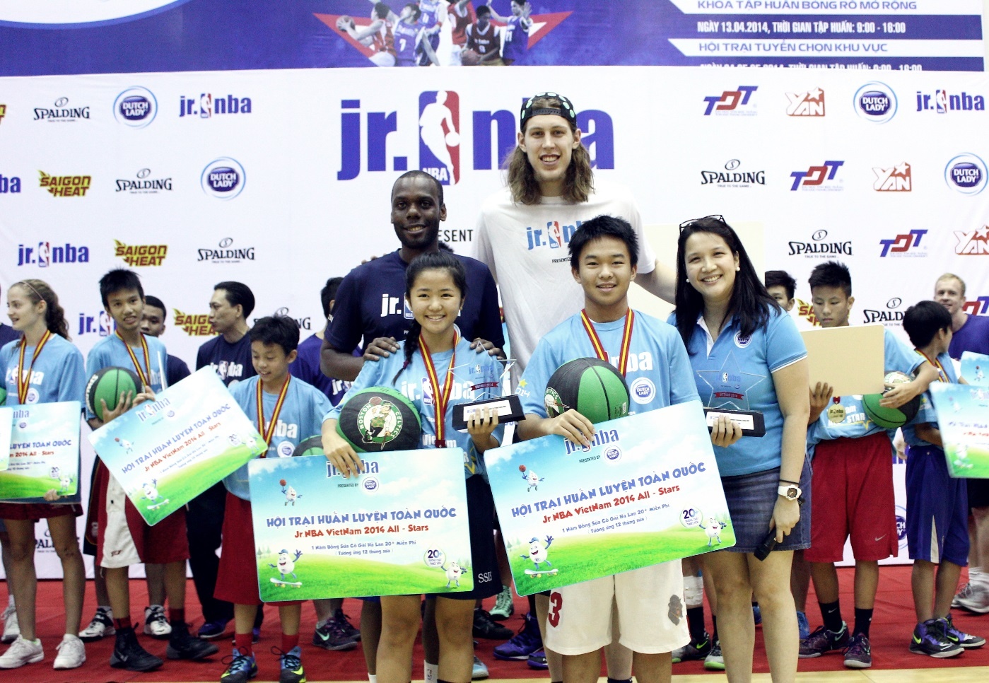 Khoi dong hoi trai bong ro Jr. NBA nam thu hai hinh anh