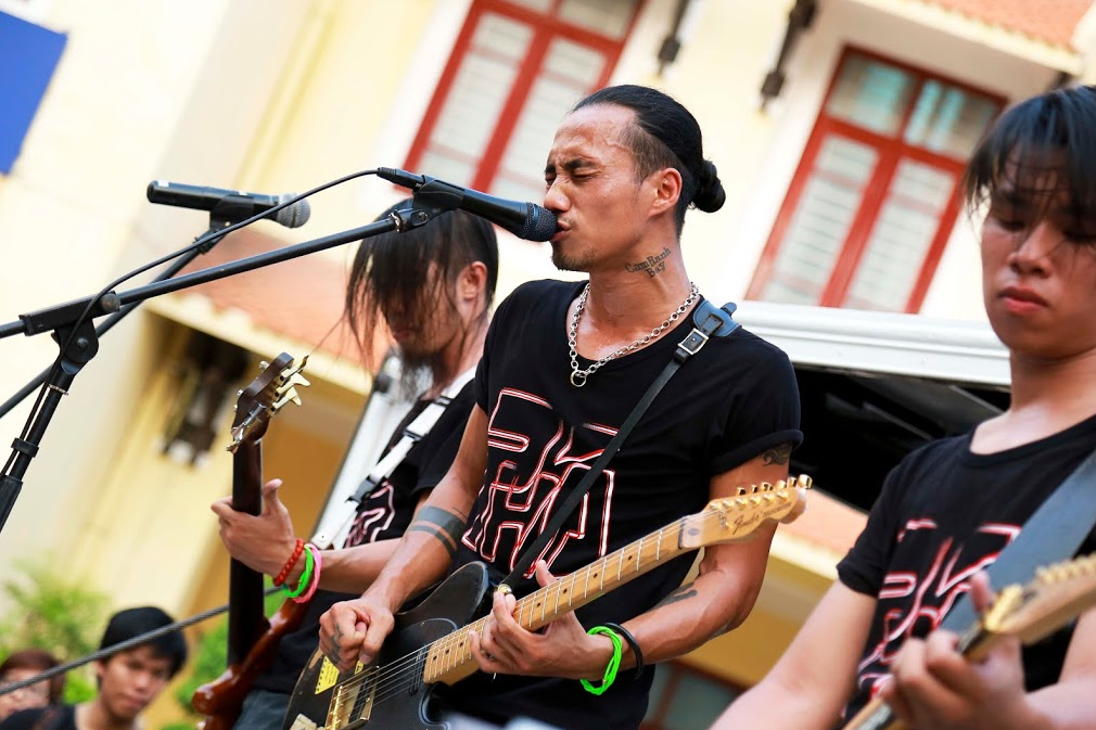 Fan hao hung rock cung Pham Anh Khoa tren xe tai hinh anh