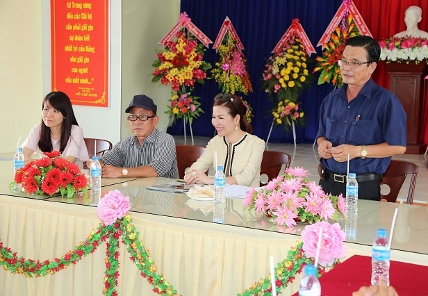 Hoa hậu Bùi Thị Hà cùng đoàn đã gặp gỡ, trao đổi cùng đại diện ban lãnh đạo chính quyền về việc trao tặng và xây dựng 2 cây cầu tại xã Phong Thạnh Đông A, huyện Giá Rai, Bạc Liêu. Ông Mai Chí Tính - Phó Bí thư huyện ủy, Chủ tịch UBND huyện Giá Rai bày tỏ sự cảm kích đối với các mạnh thường quân, cam kết thực hiện đúng tiến độ xây dựng và đảm bảo chất lượng cho công trình. 