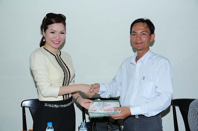 Hoa hậu Bùi Thị Hà còn ghé thăm trường trung học Phong Phú B, xXã Phong Thạnh Đông A và trao tặng 300 phần quà là 300 suất tài trợ bảo hiểm y tế (trị giá 42 triệu đồng) cho các em học sinh có hoàn cảnh khó khăn, vượt khó học giỏi, vươn lên trong học tập.