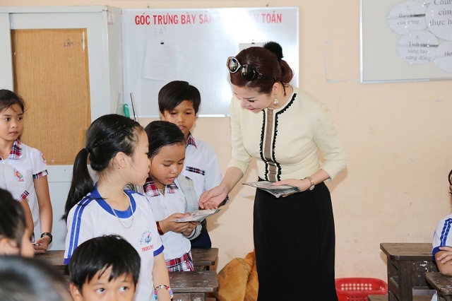 Hoa hau Quy ba Bui Thi Ha giup do nguoi dan tinh Bac Lieu hinh anh