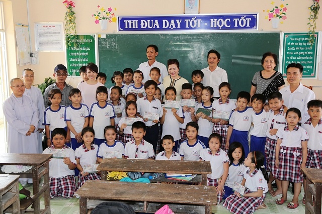 Người đẹp cho biết sẽ cố gắng mỗi năm về tỉnh một lần để trao những món quà tinh thần động viên những mầm ươm tương lai của đất nước.