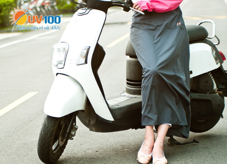 Váy chống nắng sử dụng chất liệu vải mỏng, nhẹ, nhưng che chắn da hoàn toàn khỏi ánh nắng và tia UV. 