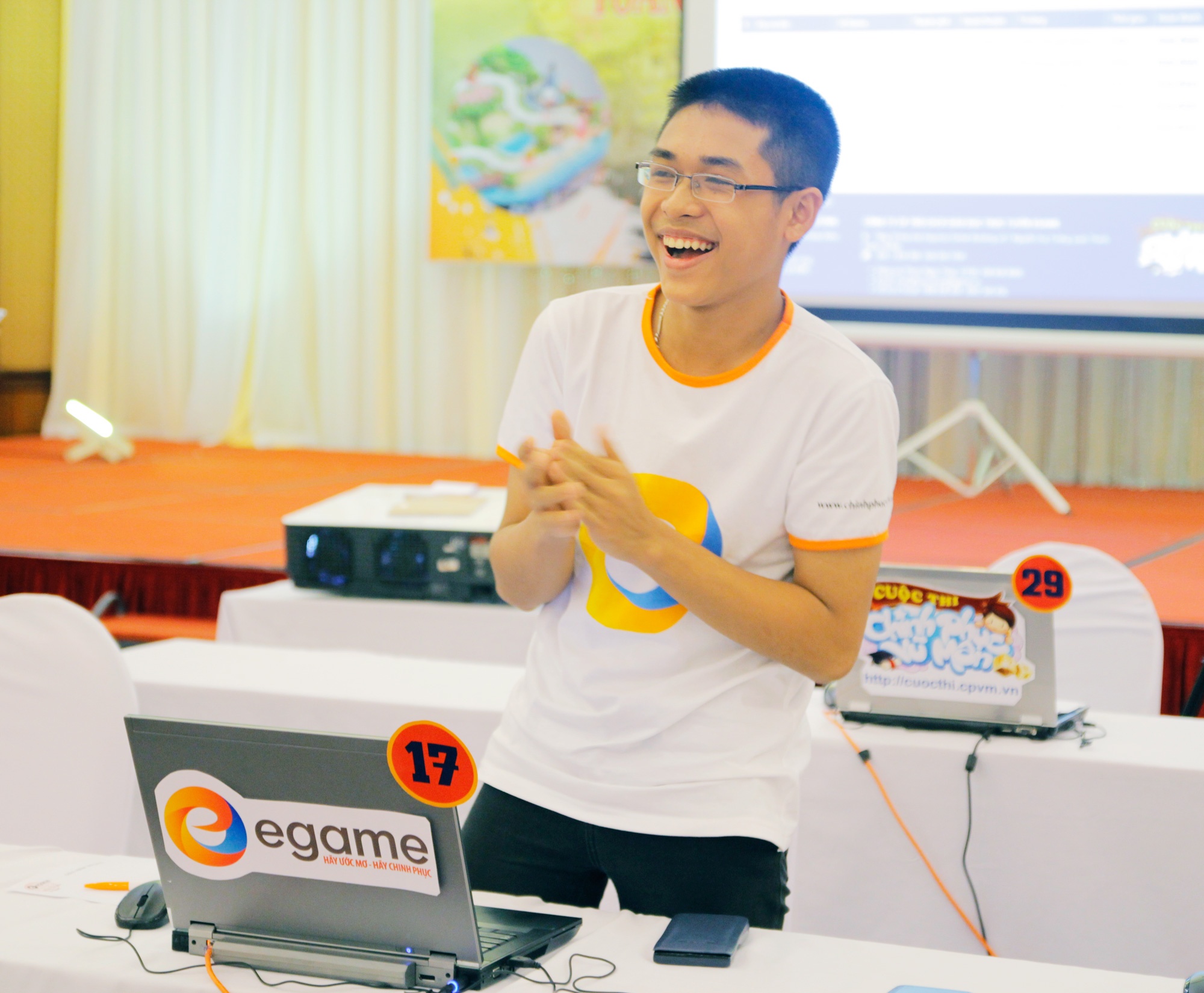 Ảnh 2: Niềm vui vỡ òa trên gương mặt Tiến Dũng khi biết mình đã là người cán đích sớm nhất trong đoàn đua.