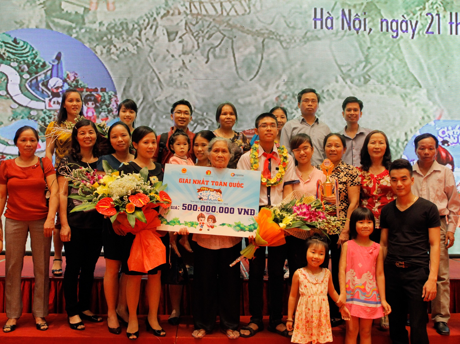 Ảnh 4: Đại gia đình của Tiến Dũng đã từ Lao Cai xuống Hà Nội để cổ vũ tinh thần cho em.