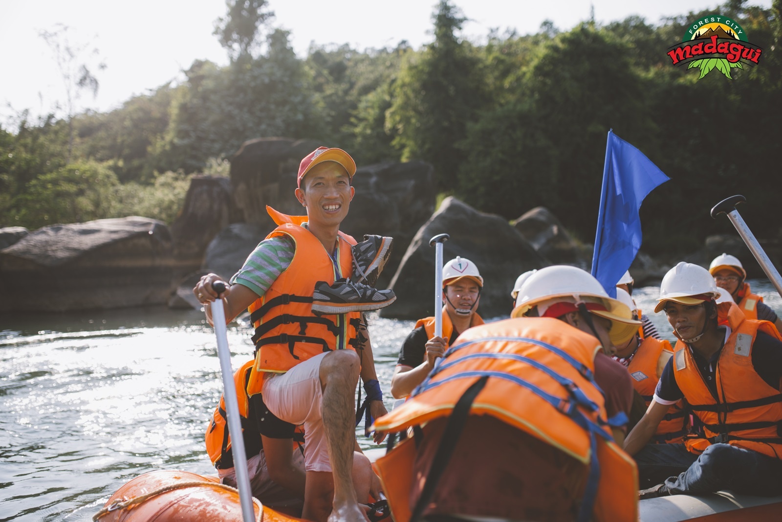 Nếu đam mê chinh phục thử thách, bạn đừng nên bỏ qua trò chơi chèo thuyền vượt thác (rafting) tại Madagui. Trên những khúc sông khúc khuỷu và đầy ghềnh đá, bạn phải lèo lái con thuyền của cả nhóm vượt qua đoạn đường 2 km. Khi đi theo nhóm đông và có nhiều thuyền, hãy chuẩn bị tinh thần vì khả năng một cuộc