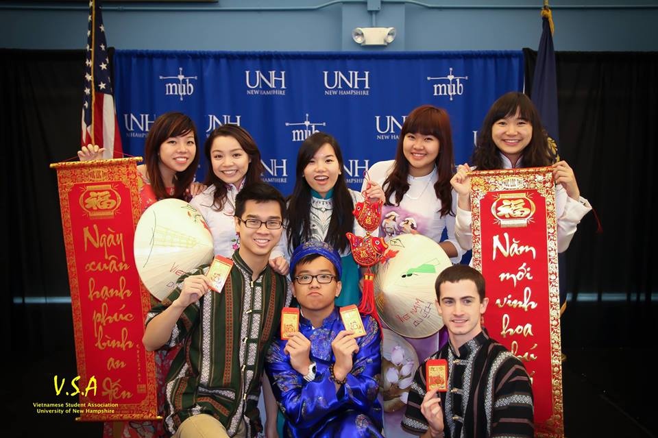 Hội sinh viên Việt Nam biễu diễn đón Tết Nguyên đán tại Đại học New Hampshire.