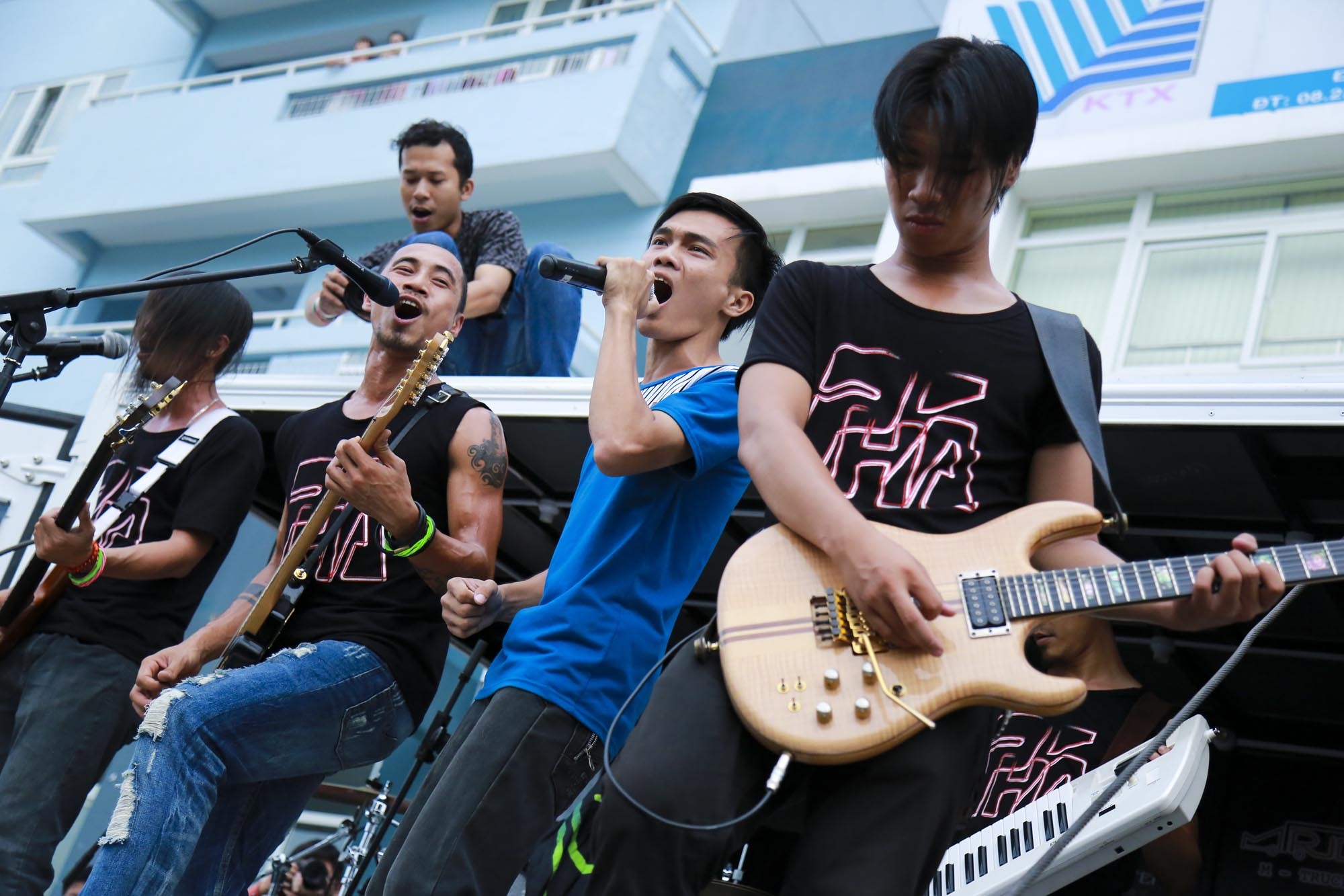 4 diem doc dao tai show rock tren xe tai cua Pham Anh Khoa hinh anh