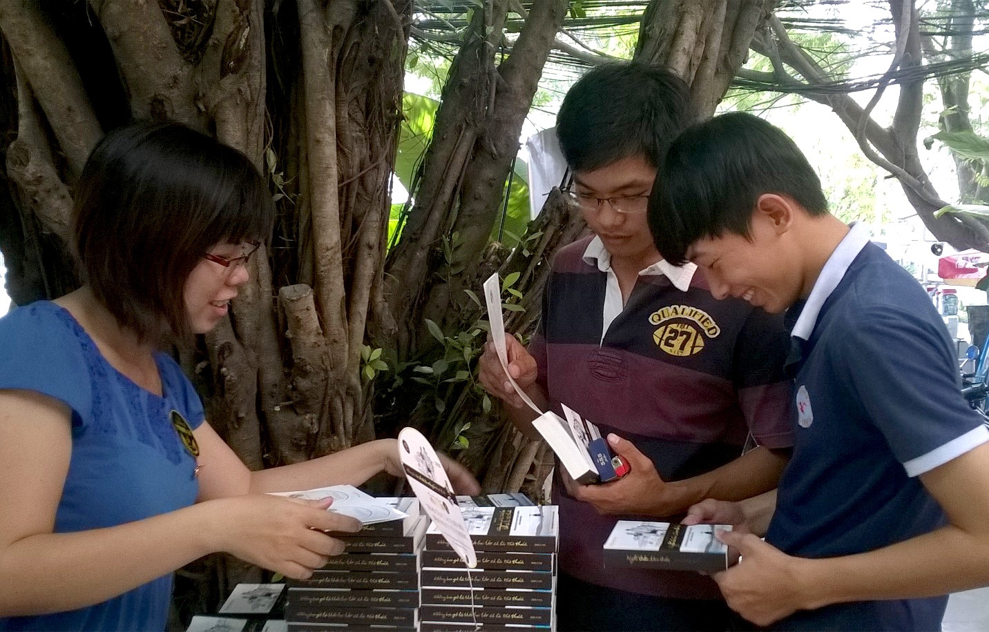 Gioi tre huong ung phong trao tang sach hinh anh