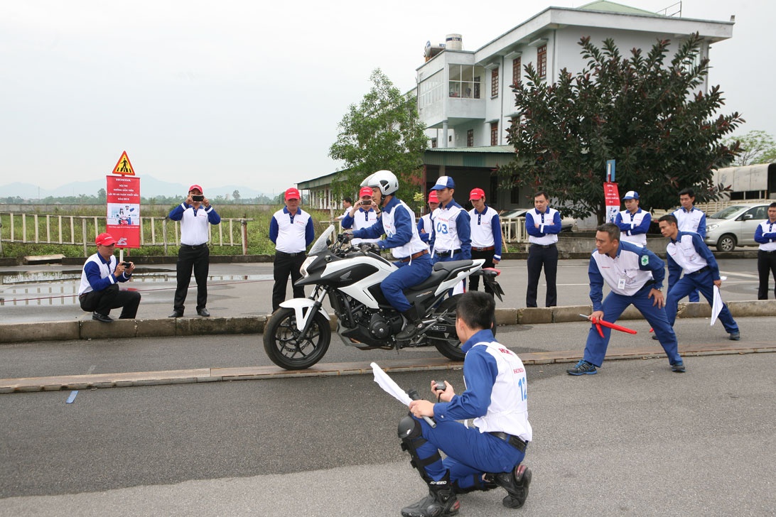 Cac huong dan vien lai xe tranh tai tai Vinh Phuc hinh anh