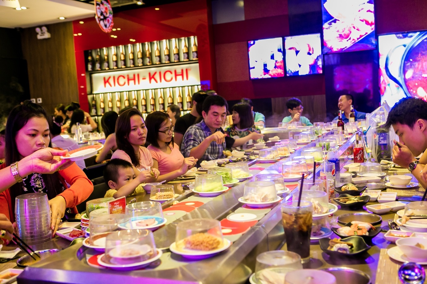 Miễn phí một buffet khi đi nhóm 4 người và tặng thêm một set bia trị giá 1 triệu đồng, tương ứng với 28 ly bia.