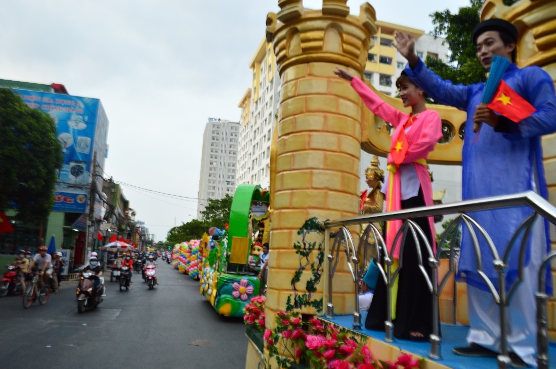 Le hoi chao mung le 30/4 tai Dam Sen hinh anh