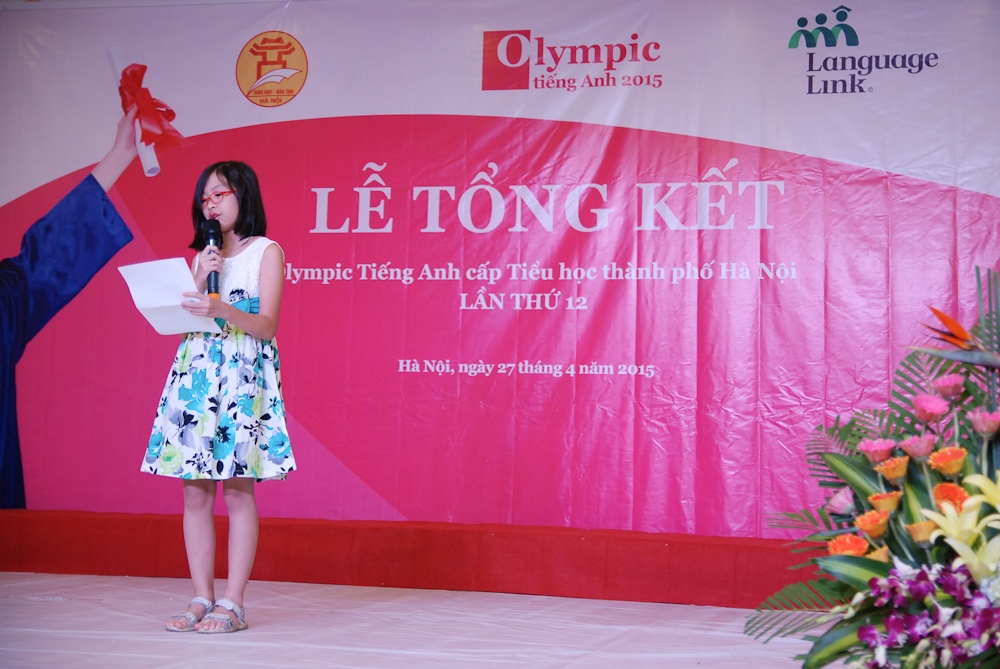 Hiền Anh đại diện các thí sinh đạt giải Olympic phát biểu cảm nhận.