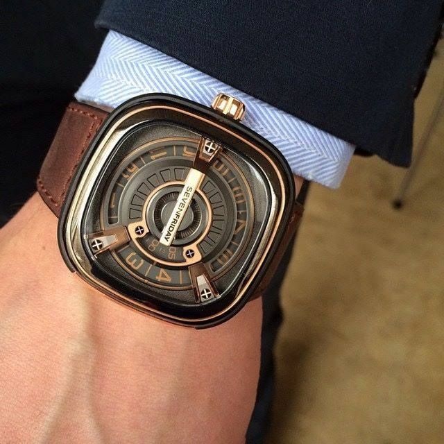 Cận cảnh thiết kế SevenFriday M2-2 mới ra mắt trong dịp BaselWorld 2015 vừa rồi, với số lượng dự kiến sản xuất 2000 chiếc trên toàn thế giới.