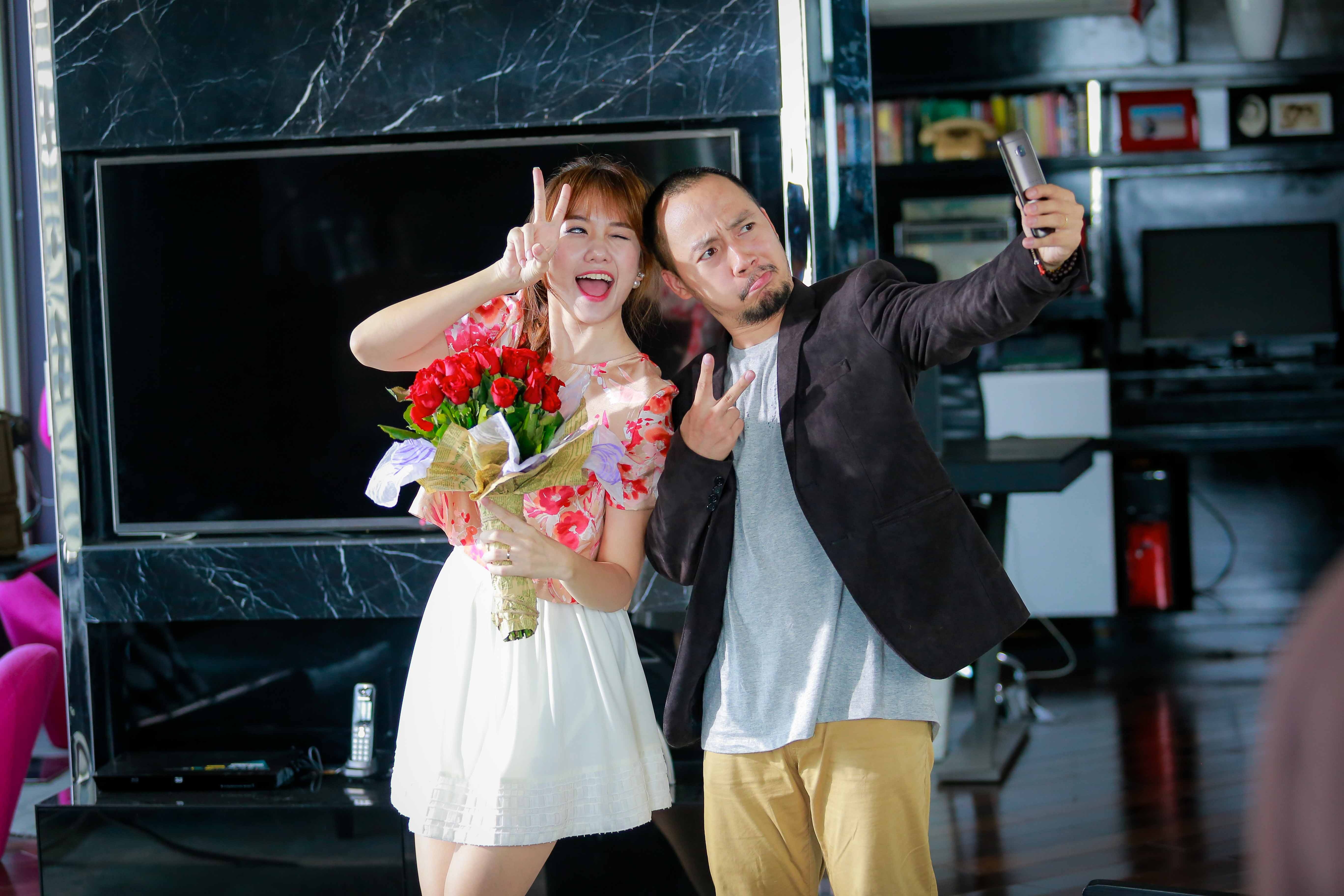 Âm thầm chăm sóc, trở thành hậu phương vững chắc cho bạn gái có lẽ là điều Tiến Đạt khiến Hari cảm thấy ấm lòng nhất. Cô từng chia sẻ bạn trai rất lạnh lùng nhưng chính sự ấm áp của anh đã “bù trừ” cho khoản kiệm lời ấy. Cả hai luôn tìm kiếm tiếng nói chung từ đối phương bằng nhiều cách khác nhau. Bởi vậy, sau 8 năm, Hari rất thấu hiểu và cảm thông cho tính cách “thích làm hơn nói”, không còn giận dỗi, buồn khi bạn trai lỡ “bỏ rơi” mình nữa.