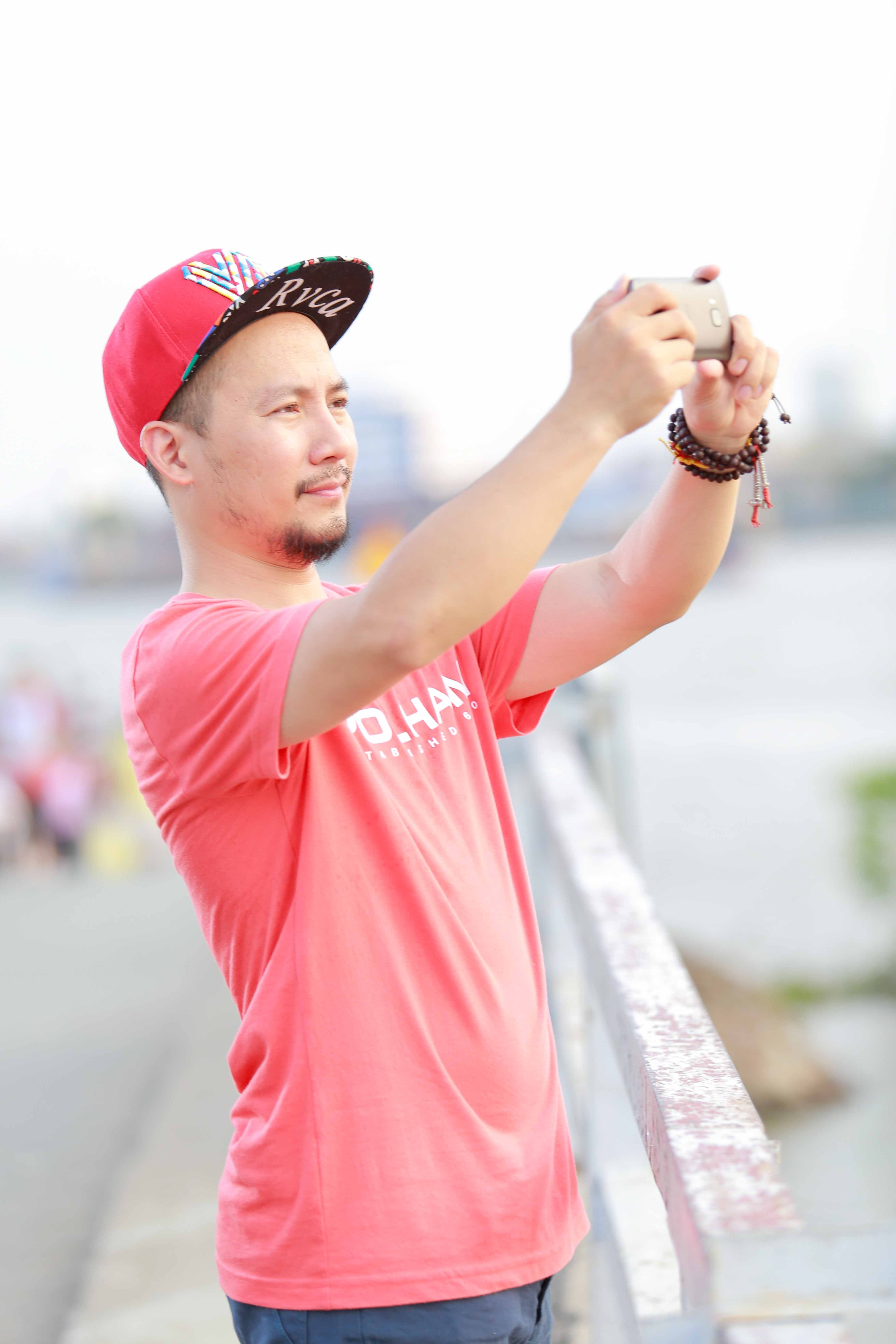 Chính quyết tâm yêu vượt mọi thử thách, nỗ lực khỏa lấp những khác biệt và cảm thông cho nhau trong mọi hoàn cảnh đã làm nên một tình yêu bền lâu kéo dài đến năm thứ 8 của Hari Won và Đinh Tiến Đạt. Chuyện tình của họ là minh chứng sống động nhất cho lý thuyết không phải cứ có nhiều điểm chung mới yêu nhau dài lâu. 