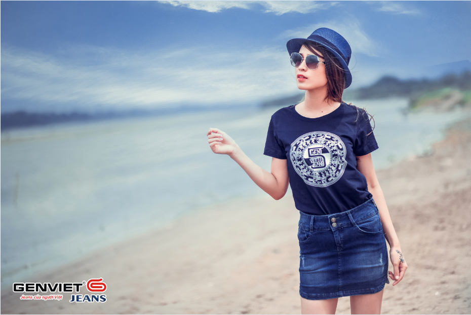 Công thức chuẩn cho trang phục năng động là áo phông và chân váy denim.
