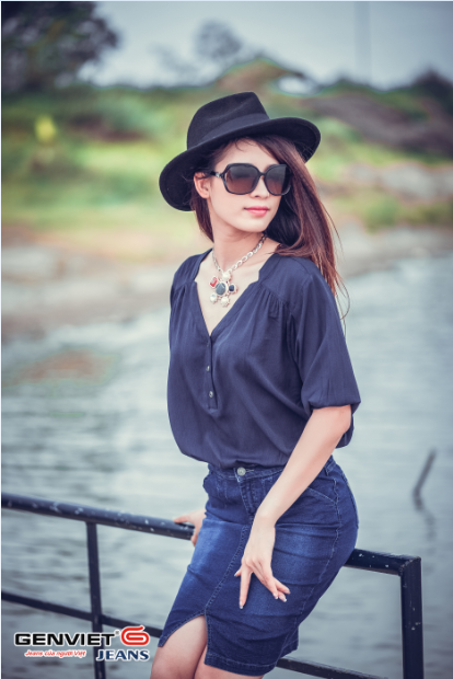 Denim luôn biết cách khiến bạn trở nên nổi bật. Khi lựa chọn các sản phẩm đi kèm, bạn gái nên ưu ái những thiết kế đơn giản, hạn chế chi tiết cầu kì để thể hiện trọn vẹn gu thời trang tinh tế cùng mẫu váy đơn giản nhưng vô cùng cá tính này.